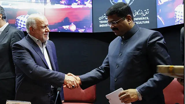 وزیر نفت هند (راست) حدود یک ماه پیش به تهران سفر کرده بود