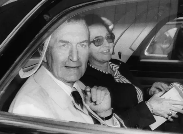 Участник операции "Форс Бенедикт" Нил Кэмерон впоследствии занимал должности начальника Штаба обороны и начальника Штаба Королевских ВВС 