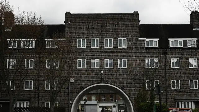 عاش خان في بداية حياته مع أسرته في منزل بسيط وفرته لهم البلدية