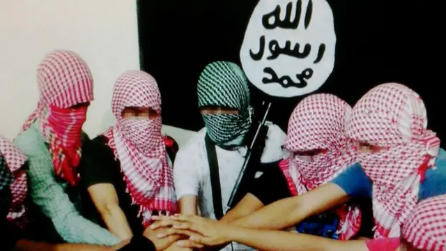 شاید از دید ناظر بیرونى این حالات از نوع جنون، اسکیزوفرینى، و دیگر بیمارى هاى روانى به شمار رود، اما براى آدم معتقد بنیادگرا "جلوه هاى ویژه اى" از ایمان و صلابت عقیده است. آفرینش جلوه های ویژه تنها برای سینماگران اهمیت ندارد، بلکه برای داعش، القاعده، طالبان و همفکران شان نیز اهمیت خاص خود را دار