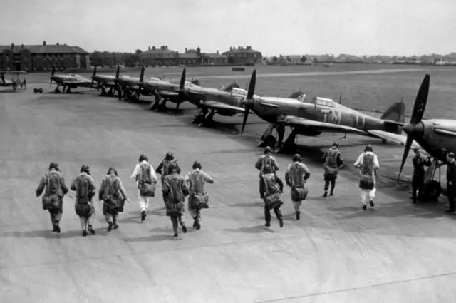 Hawker Hurricane был одним из британских истребителей, запущенных в массовое производство во время Второй мировой войны 