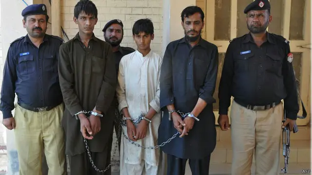 الأخوان خالد محمود، الثاني من اليسار، وطارق محمود، الثاني من اليمين، وبينهما أحد عمال المحل 