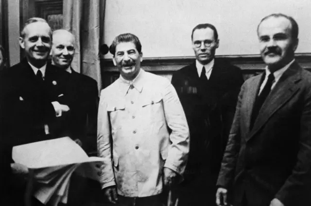 23 августа 1939 года СССР подписал с Германией договор о ненападении, известный как пакт Молотова-Риббентропа