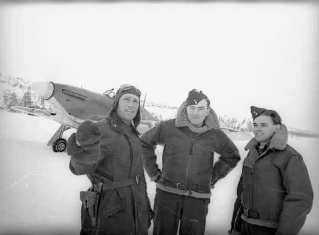 Советский ас Борис Сафонов (слева) с британскими летчиками Кеннетом "Ибби" Уодом (посередине) и Чарльтоном "Вэгом" Хоу (справа)