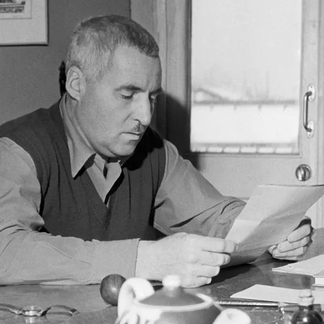 Военный корреспондент и писатель Константин Симонов подробно описал быт британских летчиков на аэродроме Ваенга 