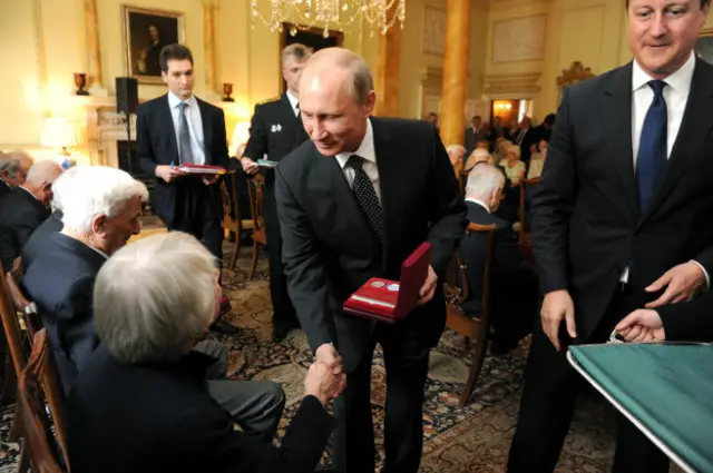 В июне 2013 года Владимир Путин и Дэвид Кэмерон вручили ветеранам Арктических конвоев медали Ушакова и Арктические звезды