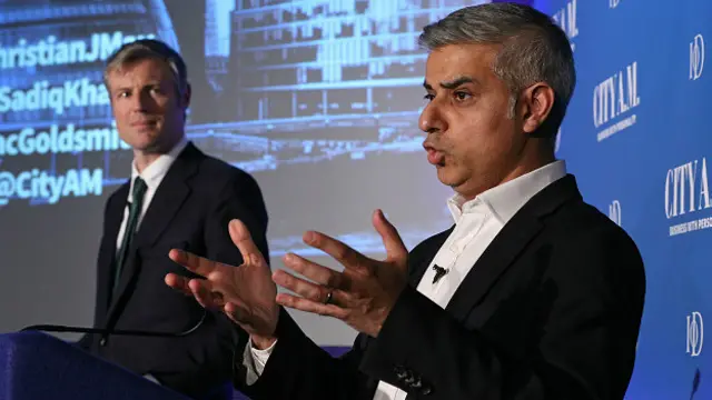 En yakın rakibi Muhafazakar Zac Goldsmith ile tam bir kontrast teşkil ediyordu