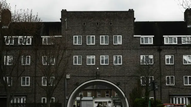 Khan, sosyal konutlarda büyüyüp devlet okullarına gitti.