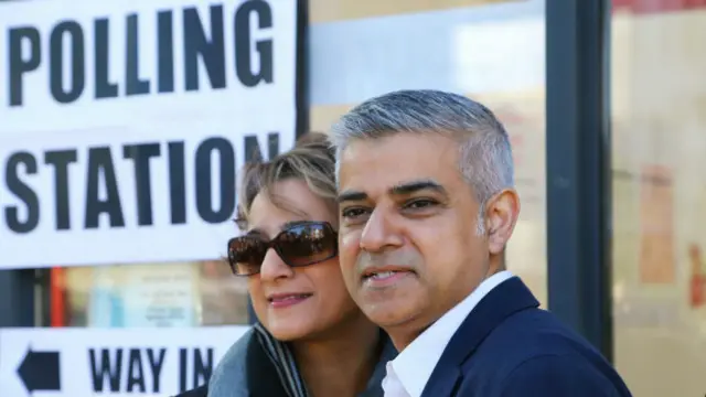 Khan pratik yaklaşımı ve kültürel olarak açık duruşuyla önyargıları kırmış görünüyor