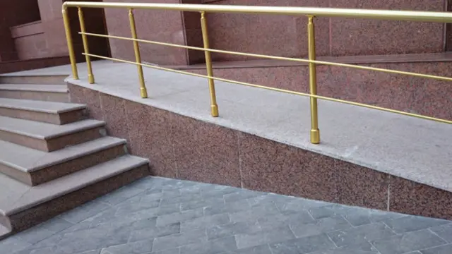 Azərbaycan Respublikası Prezident Aparatının qəbul otağının giriş hissəsinə pandus 2014-cü ildə quraşdırılıb