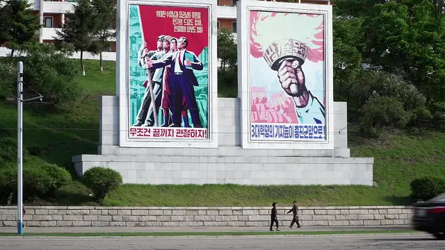 Агитплакаты в Пхеньяне