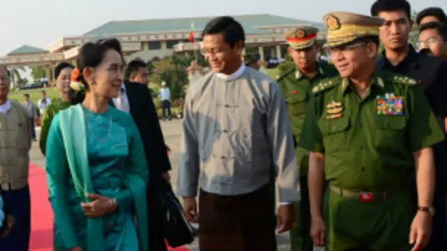 လေဆိပ်မှာ ဒေါ်အောင်ဆန်းစုကြည်နဲ့ ဗိုလ်ချုပ်မှူးကြီး မင်းအောင်လှိုင်ကို အတူတွေ့ရ