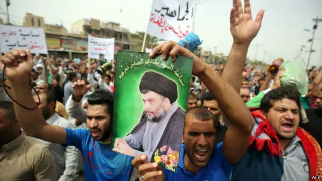  در نگاه رایج سنی، شیعیان در گذشته هم‌پیمانان مغولها و تاتارها در فروپاشی خلافت سنی عباسیان و حکومت‌های سنی دیگر بوده‌اند و امروز نیز هم‌پیمان آمریکاییها در سقوط رژیم سنی بعث در عراق و هم‌پیمان روس‌ها در سرکوب سنیان سوریه به شمار می‌روند. 