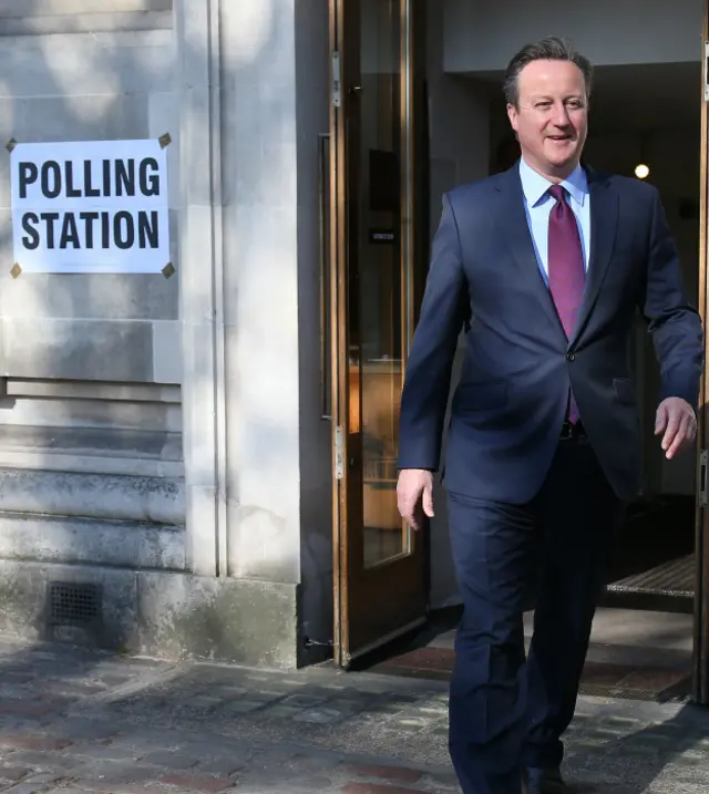 Дэвид Кемерон выходит с избирательного участка