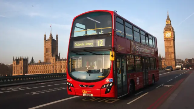Su padre fue conductor de los icónicos autobuses londinenses.