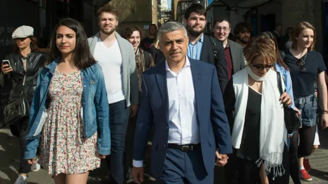 英國工黨候選人薩迪克·汗（正中者）當選倫敦新市長。