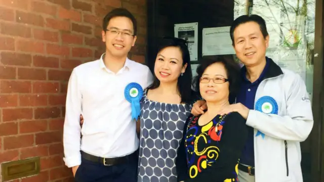 在伯明翰，華裔候選人、英國華人參政計劃副主席葉穩堅（左起第一人）成功連任伯明翰Sutton New Hall選區地方議員。他也是英國2016地方選舉首位宣佈勝出的華裔候選人。