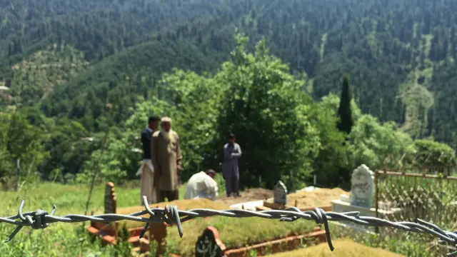 پہلی پولیس رپورٹ کو پڑھیں تو ایسا محسوس ہوتا ہے کہ وہ زندہ تھیں جب انھیں کیری ڈبے کی پچھلی نشست پر باندھ کر آگ لگا دی گئی