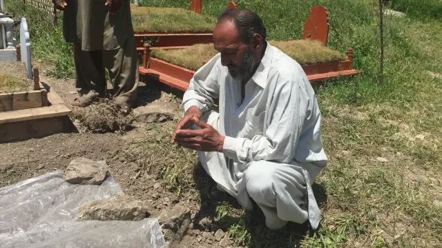 عنبرین کے والد ریاست خان کہتے ہیں کہ ان کے ساتھ دگنا ظلم ہوا ہے۔