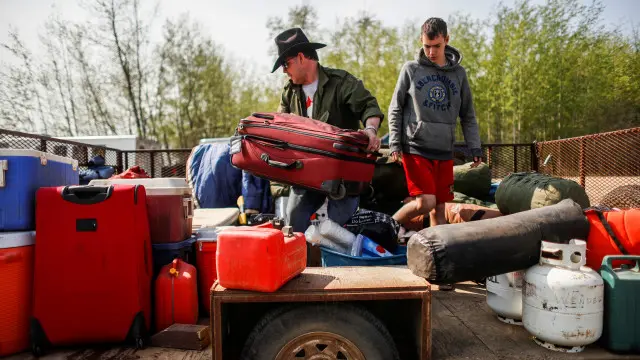 تالفت قافلة الإجلاء من 1500 سيارة ورافقتها الشرطة