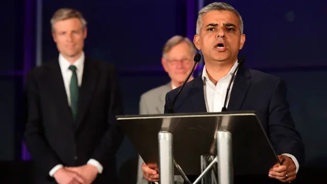 يتميز خان بطلاقة لسانة وجاذبية خطابه 