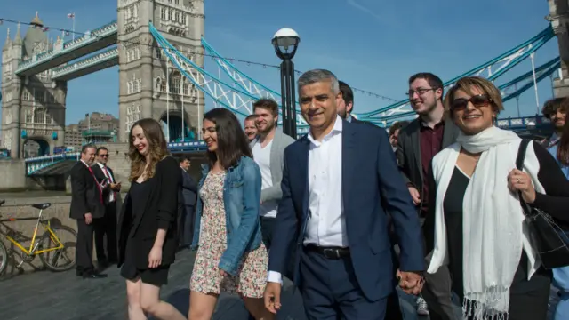 پاکستانی نژاد صادق خان کسی امیر کبیر گھرانے سے تعلق نہیں رکھتے اور وہ ایک محنت کش انسان کے صاحب زادے ہیں اور ان کے والد لندن میں بس ڈرائیور تھے۔