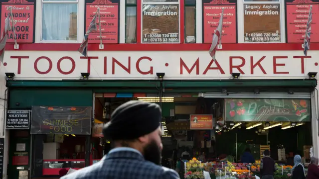 اپنی سیاسی زندگی کا آغاز انھوں نے سنہ 2005 لیبر پارٹی کے ٹکٹ پر جنوبی لندن کے علاقے ٹوٹنگ سے انتخاب میں حصہ لے کر کیا تھا۔