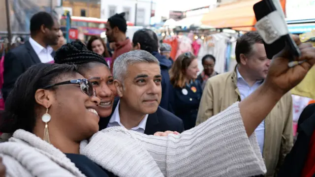 لندن میں مقامی کونسلز اور میئر کے انتخابات میں لیبر پارٹی کے پاکستانی نژاد صادق خان لندن کے پہلے مسلمان میئر منتخب ہو گئے ہیں۔