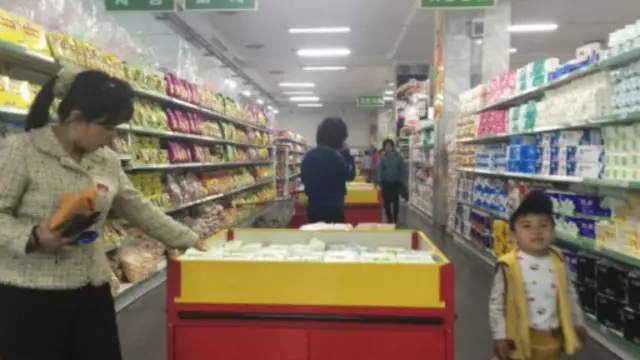 BBC记者沙磊发现，相比于2009年，平壤街头多了很多商店，似乎民众能更加方便地购买生活用品。