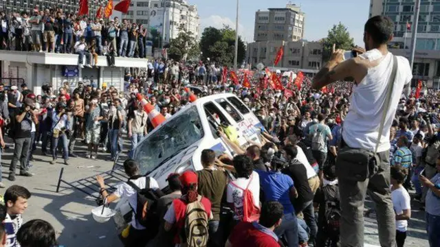 2013-cü ilin iyununda müxalifət İstanbulda keçirdiyi kütləvi etiraz aksiyaları ilə Erdoğana meydan oxumuşdu