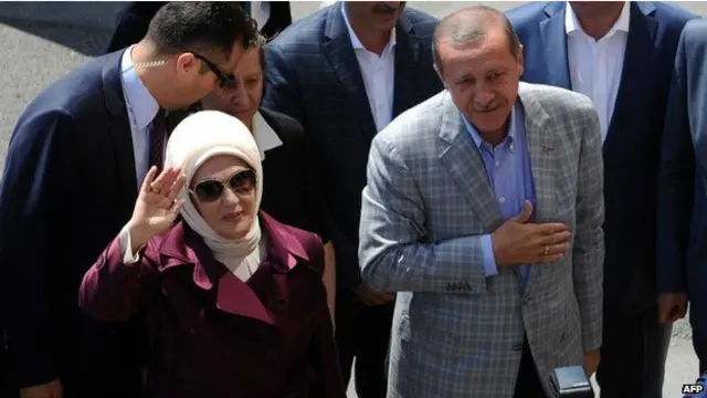 Erdoğanın xanımının baş örtüyü bəzi dünyəviçiləri qıcıqlandırır