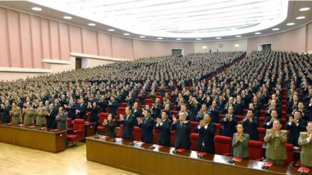در نشست حزب در سال ۲۰۱۰، کیم‌ جونگ اون توسط پدرش به ژنرال چهار ستاره ترفیع یافت