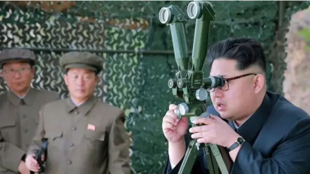 کیم‌ جونگ اون در حال نظاره آزمایش موشک‌های بالستیک زیرسطحی