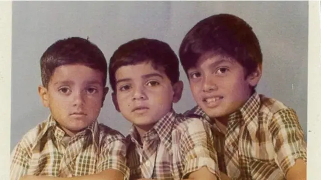 صادق خان، نفر وسط در کنار برادرانش