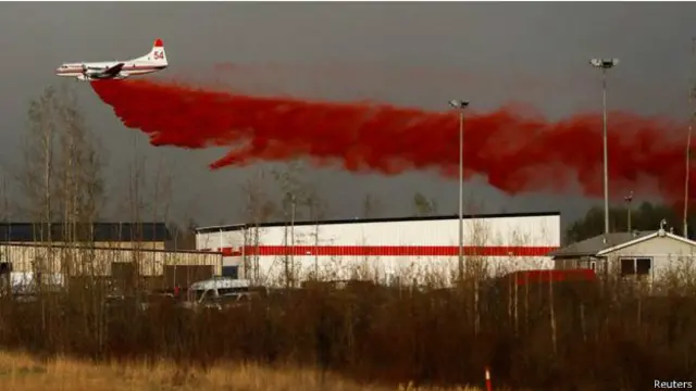 Pemadam kebakaran berupaya meredam kobaran api dar darat maupun udara.