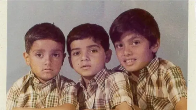 صادق خان (منځ کې) له خپلو وروڼو سره