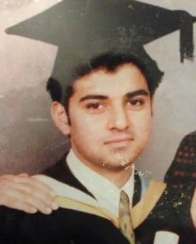 صادق خان لومړی هوډ درلود د غاښونو ډاکټر شي، خو د یوه ښوونکي د اغېز له کبله یې تصمیم بدل شو او د حقوقو او وکالت لوري ته یې مخه کړه.