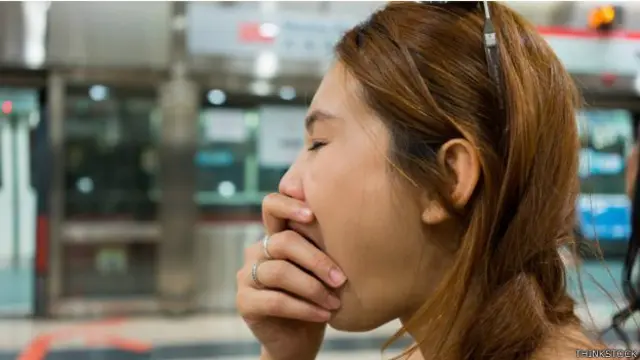 Зевающая девушка