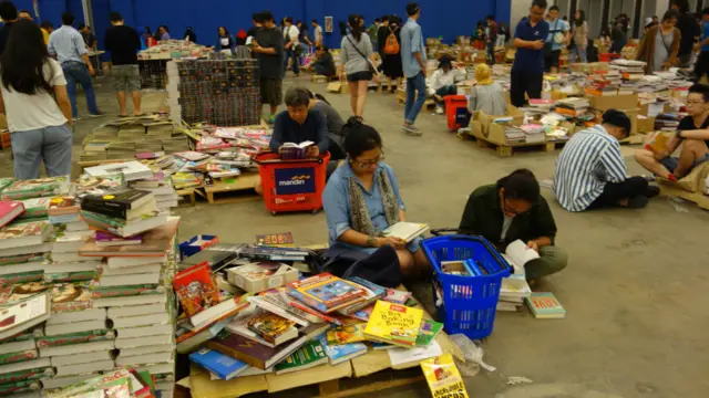 Sebagian buku digelar begitu saja di lantai, dimanfaatkan pengunjung untuk melihat-lihat sambil melepas penat juga.