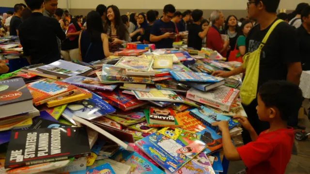 Bursa besar-besaran ini sudah beberapa kali berlangsung di tetangga-tetangga kita di Asia Tenggara, tetapi baru kali ini berlangsung di indonesia.