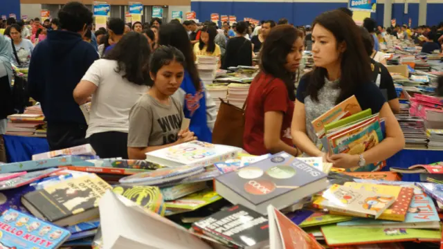 Seorang mahasiswa mengaku sudah mendata buku yang dia sasar lewat internet, namun ketika datang pada tengah malam, buku yang dicarinya sudah tak ditemukan. Tak urung ia tetap berbelanja, hingga lebih dari tiga puluh buku.
