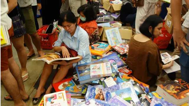 Antrean untuk membayar di kasir bisa begitu panjang, sehingga banyak yang menunggu sambil duduk-duduk, menggunakan kesempatan untuk membaca.