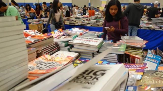 Yang membuat publik begitu antusias, selain koleksinya yang begitu luas dai berbagai penerbit dunia, juga harganya yang dipotong hingga 80%.