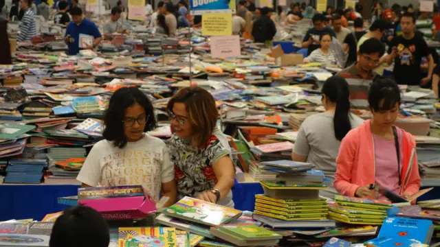 Berbeda dengan bursa buku yang biasanya dilakukan di Indonesia, yang menghadirkan berbagai perusahaan dan toko buku, Big Bad Wolf adalah bursa buku dari satu perusahaan saja.