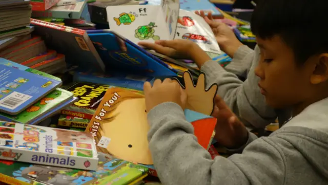 Agak ganjil melihat anak-anak masih begitu antusias di tengah malam -hingga subuh, membuka-buka halaman buku. Tapi tak apa juga: ini tentang buku, dan berlangsung di hari libur panjang.