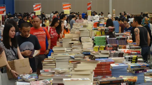 Big Bad Wolf, nama bursa buku besar-besaran ini, berlangsung dari 30 April, hingga 9 Mei -diperpanjang sehari. Dan setiap akhir pekan bursa berlangsung nonstop. Bahkan pada akhir pekan terakhir, dibuka tiga hari non stop atau 72 jam. Namun tetap saja pengunjung berjejalan, hingga subuh. 