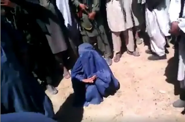 این افراد برای تماشای صحنه تیرباران یک زن ۶۰ ساله گردهم آمدهاند که متهم به قتل شوهرش است