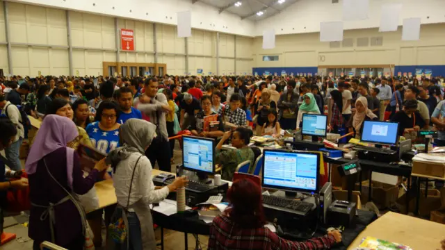 Puluhan meja kasir disiapkan, namun tetap saja pembeli harus mengantre bahkan berjam-jam untuk bisa mendapatkan giliran menyelesaikan transaksi.