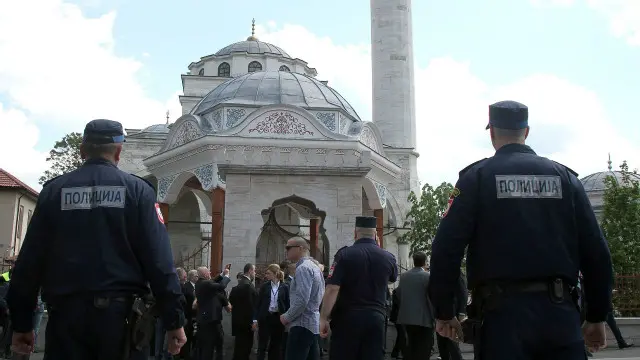 Upacara pembukaan dijaga ketat sekitar 1.000 polisi.