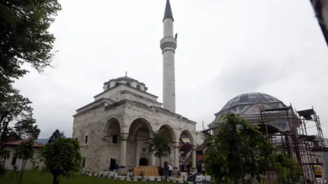 Masjid Ferhad Pasha didirikan pada abad ke-16 dengan gaya arsitektur era Kekaisaran Ottoman.